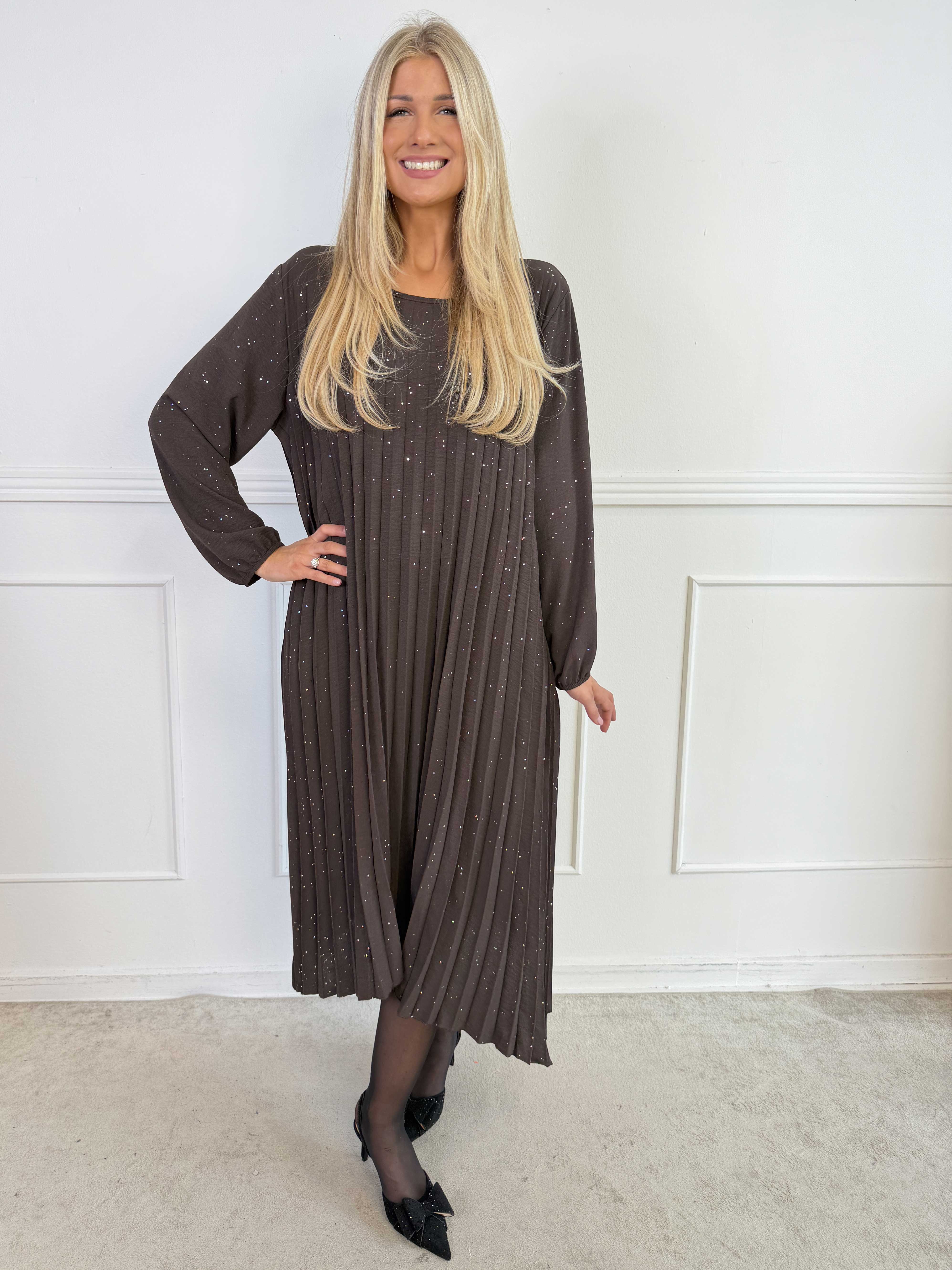 Noemi - Elegant plisseret kjole i viskose med fint glimmerstøv og en sød sløjfe i nakken